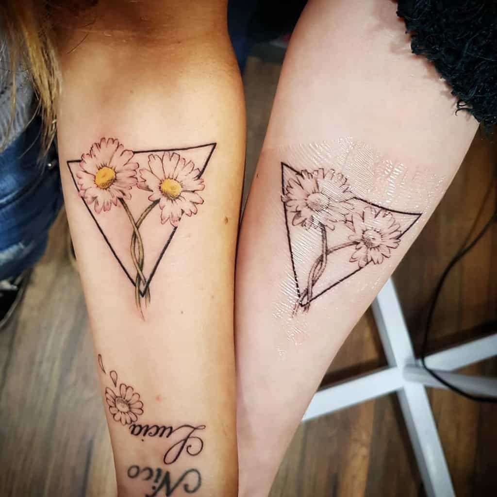 ilustración-bonita-floral-daisy-sister-tattoo-bonesjonestattoo