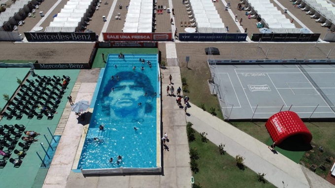 Khu nghỉ dưỡng Balneario 12 cũng từng tôn vinh Maradona với hình ảnh ở bể bơi