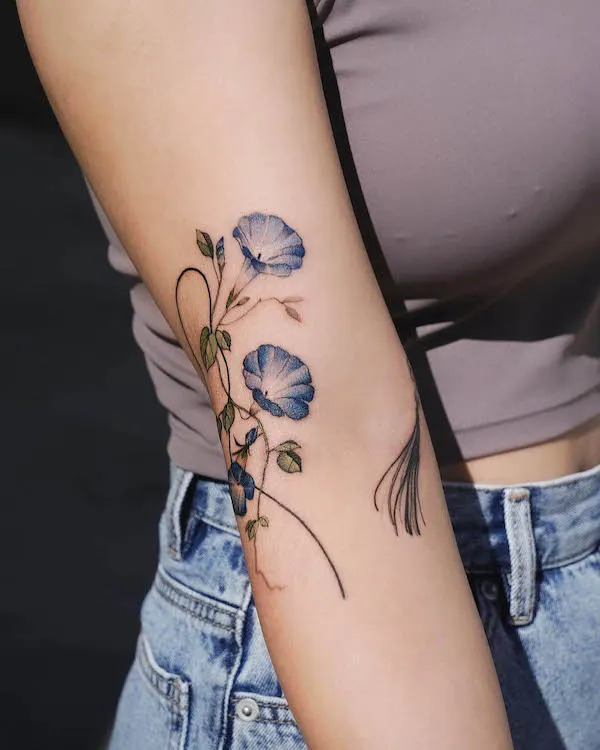 Flower wrap around the arm tattoo by @tattooist_sion