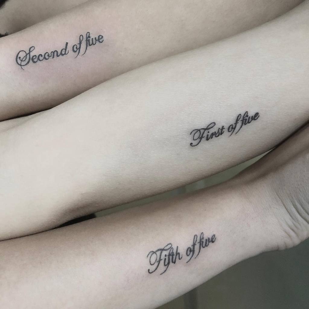 letras-pequeñas-blanco-y-negro-hermana-tatuaje-tattoorilla