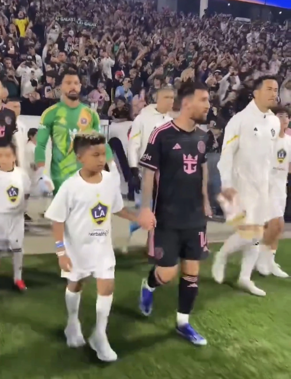 Billionaire's son held Messi's hand on the field, causing controversy in the online community - 1