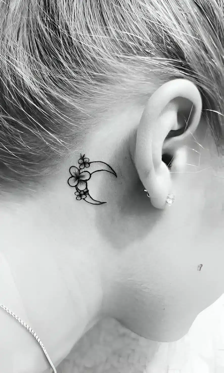 25 Low-key Stunning Behind The Ear Tattoos To Get ASAP - 209