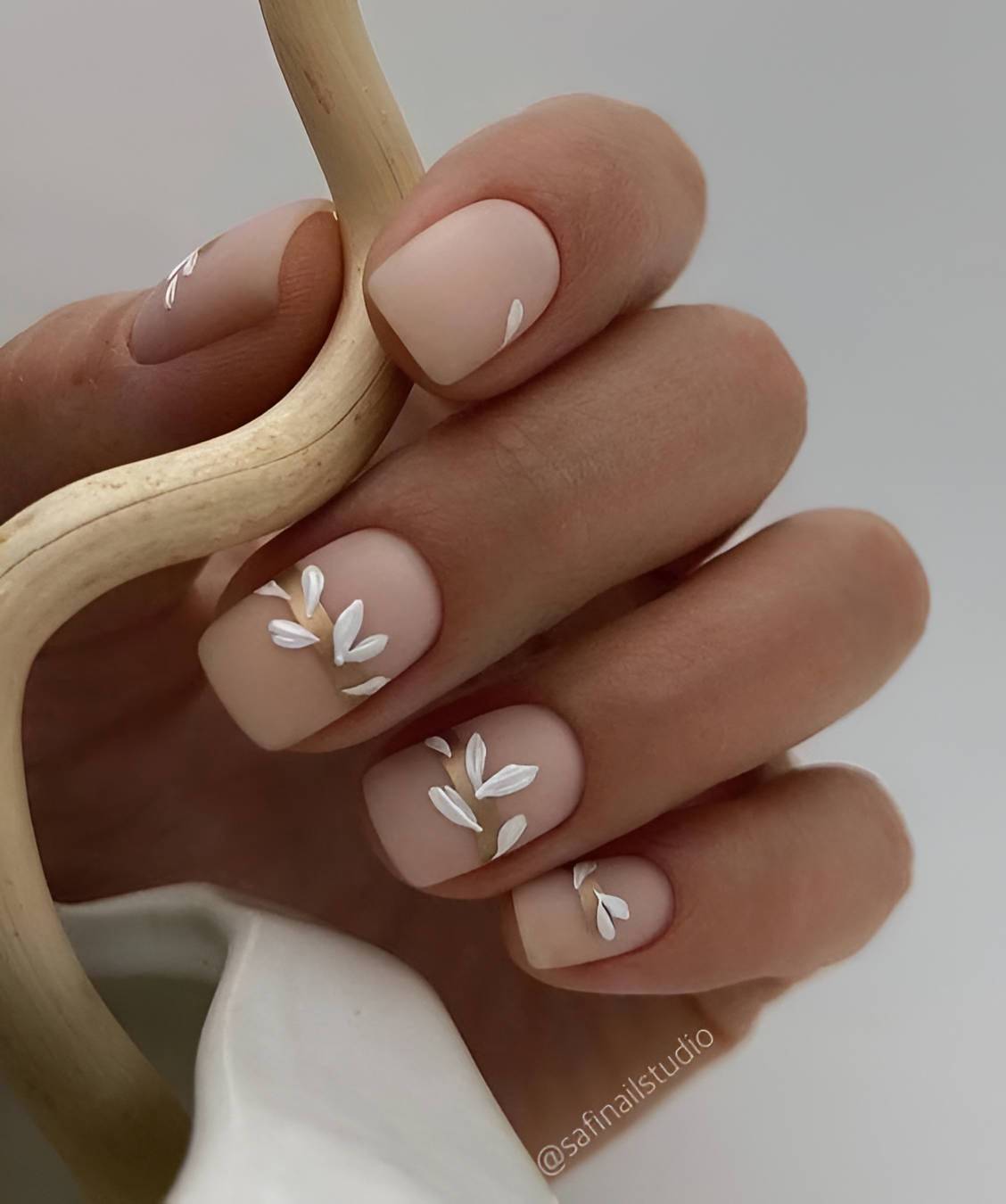 27 Easy Yet Pretty Floral Nail Designs Perfect For Summer - 203