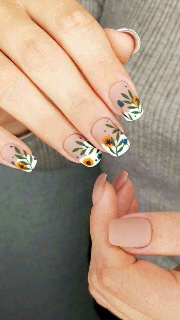 27 Easy Yet Pretty Floral Nail Designs Perfect For Summer - 221