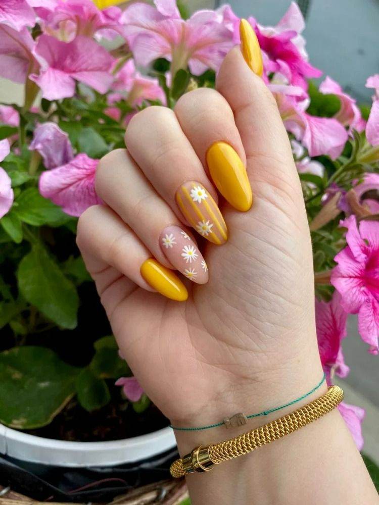 27 Easy Yet Pretty Floral Nail Designs Perfect For Summer - 183