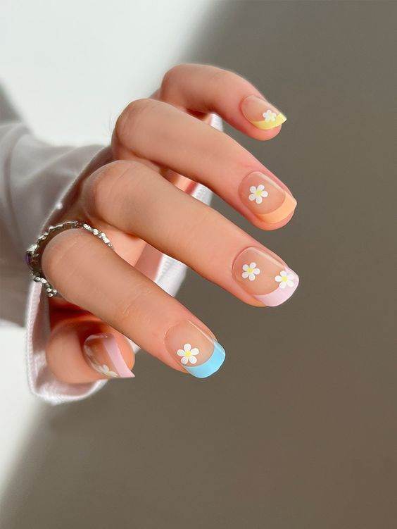 27 Easy Yet Pretty Floral Nail Designs Perfect For Summer - 189