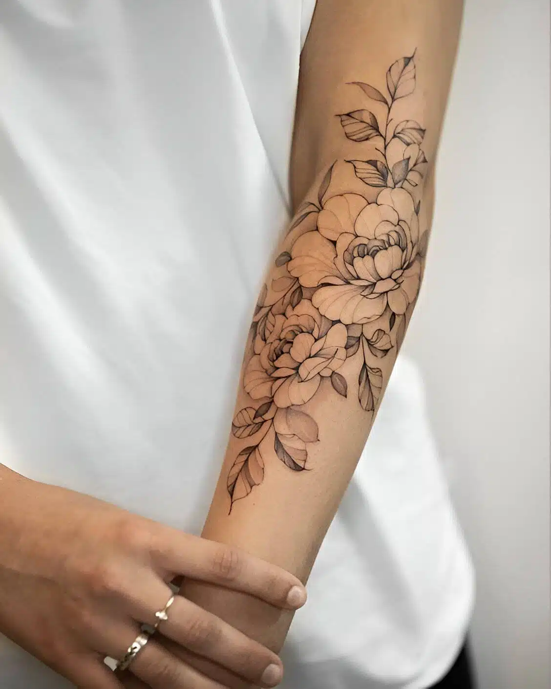 27 Stunning Forearm Tattoos To Vamp Up Your Femininity 23