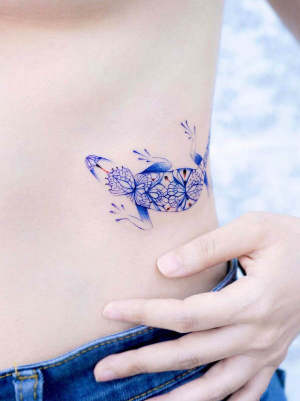 Oriental gecko waist tattoo by @hwyl.tattoo