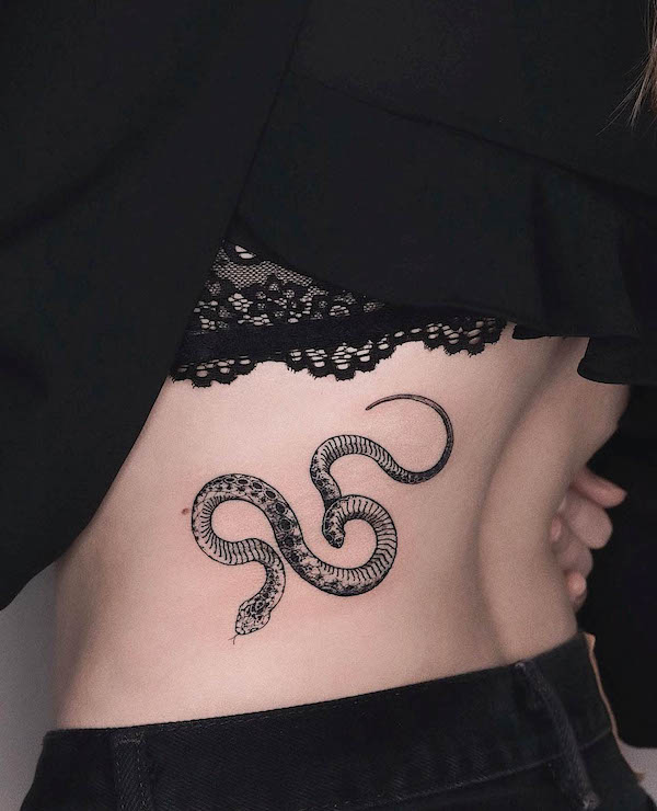 Snake side waist tattoo by @uncogrim