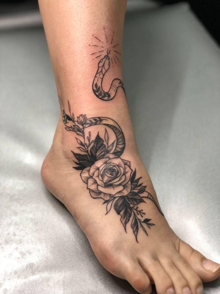 97 Tatuajes en el Tobillo y Empeine Rosa Serpiente Hojas Florcitas Negras