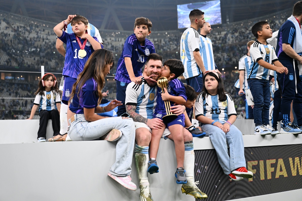 Lionel Messi, Antonella Roccuzzo, FIFA World Cup, World Cup, Argentina, Qatar, soccer, Louis Vuitton, sneakers, pink sneakers