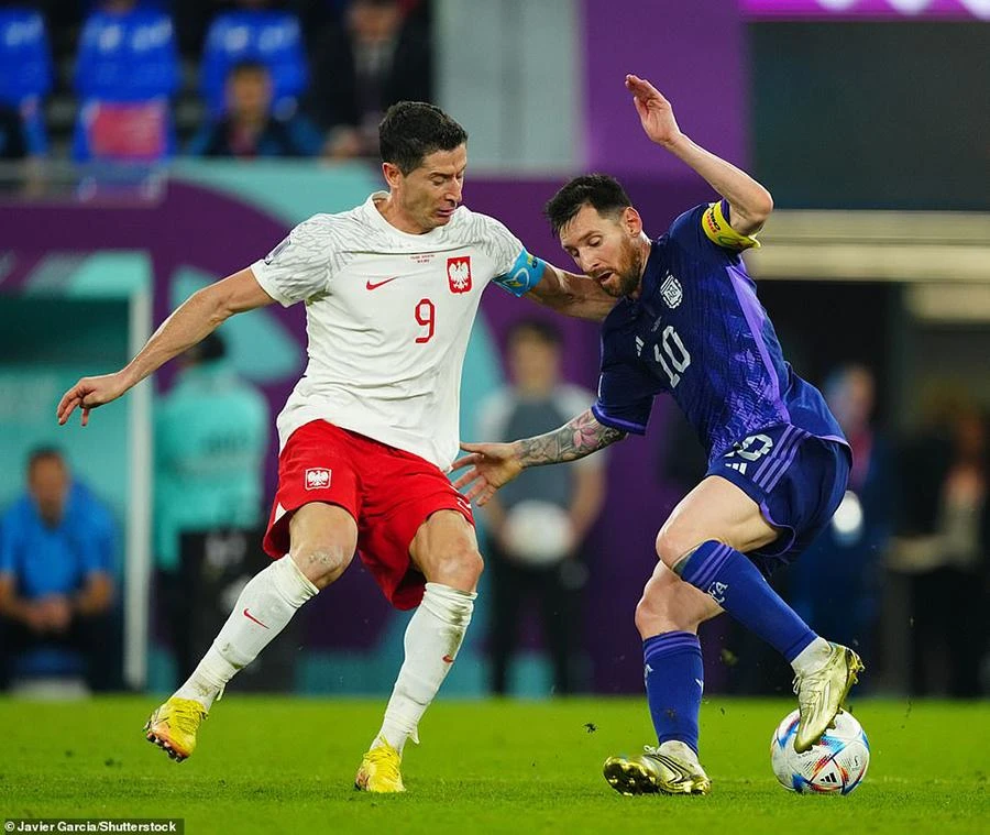 Khoảnh khắc khó xử giữa Messi và Lewandowski | Báo Pháp Luật TP. Hồ Chí Minh