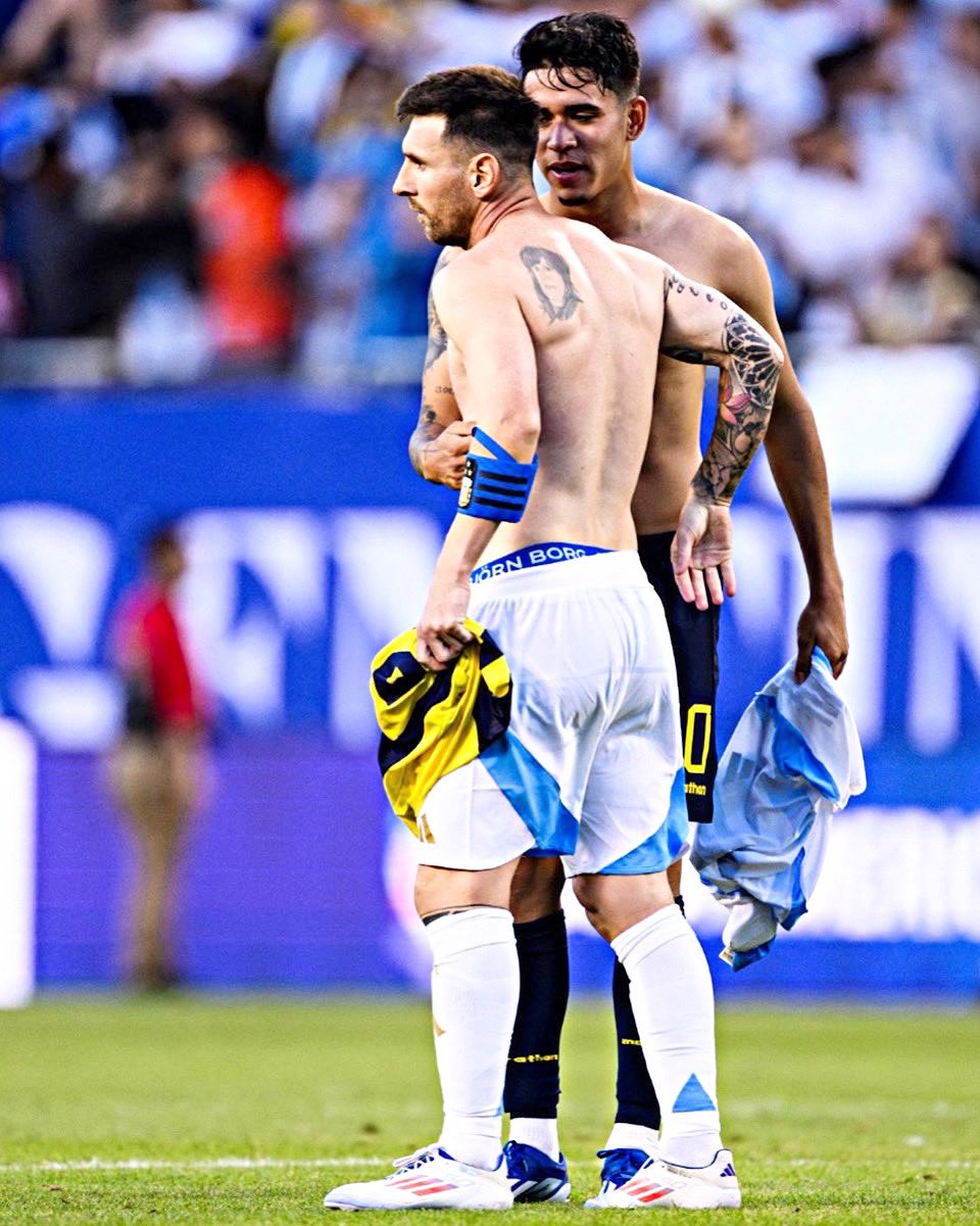 Fabrizio Romano on X: "🤝 Kendry Páez, exchanging his jersey with Leo  Messi after the game last night… Ecuador's number 10 already at 17, Páez  will join Chelsea in 2025, as soon