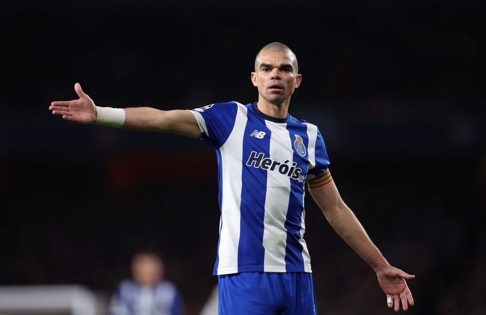 Pepe, from Porto, in action against Arsenal, in the round of 16 of the Champions League — Photo: Getty Images