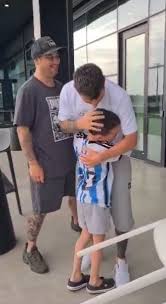 El emotivo abrazo entre Lionel Messi un chico que sufre su mismo déficit de crecimiento que él | Crónica | Firme junto al pueblo