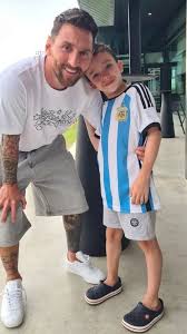 Lionel Messi en el Inter Miami: el emotivo abrazo con el niño argentino que sufre su mismo déficit de crecimiento