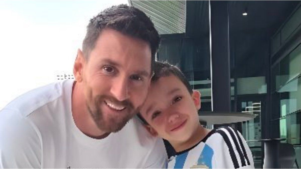 El tierno gesto de Messi con un niño de ocho años que sufre su mismo déficit de crecimiento