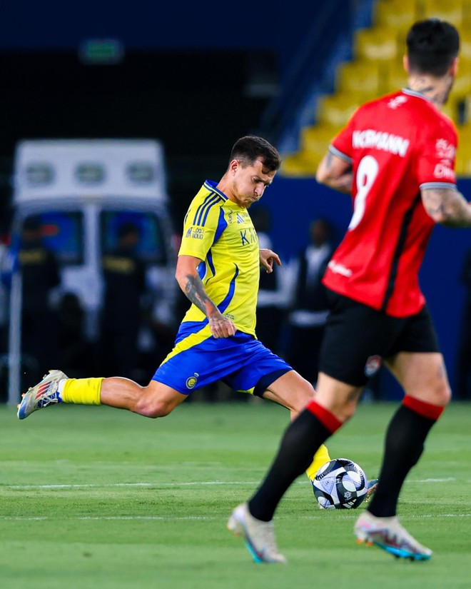 Al Nassr disappointing draw: Ronaldo scored but celebrated provocatively with fans, goal taken away - Photo 4.