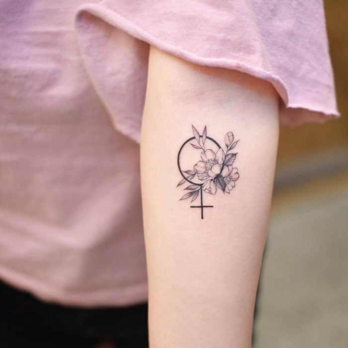 Mini, small tattoo of feminine flowers on the arm