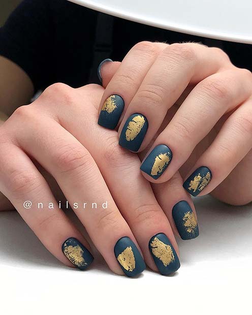 Short Nails with Gold Foils